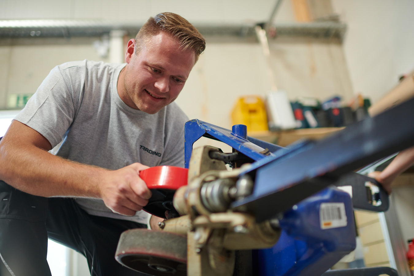 Pallit expert changes steering wheel