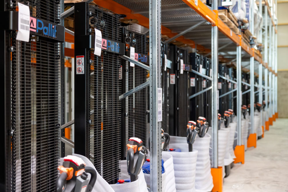 pallit-warehouse-with-stackers